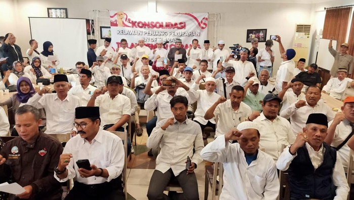 Ratusan ulama mengatasnamakan Forum Penyelamat Pemilu Jurdil ini menuntut pemilu ulang dan hak angket