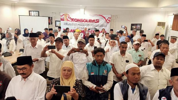 Ratusan ulama mengatasnamakan Forum Penyelamat Pemilu Jurdil ini menuntut pemilu ulang dan hak angket