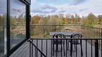 Bangunan itu dirancang oleh studio arsitektur i29 and Namo Architecture. Rumah itu dibangun di atas tanah setinggi 8 meter dan langsung menghadap ke Taman Nasional Hoge Veluwe yang sangat indah. Foto: Jeroen Musch via Dezeen