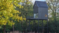 Rumah bernama Buitenverblijf Nest ini dibangun di kota Arnhem, bagian timur Belanda, tepatnya terletak di Buitenplaats Koningsweg, sebuah hutan di tepi Taman Nasional Hoge Veluwe. Bentuknya yang mirip rumah burung cukup mencuri perhatian. Foto: Jeroen Musch via Dezeen