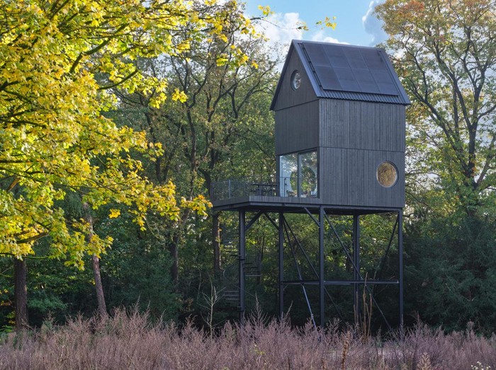 Rumah liburan yang mirip rumah burung (Buitenverblijf Nest)/Jeroen Musch via Dezeen Rumah liburan yang mirip rumah burung (Buitenverblijf Nest)/Jeroen Musch via Dezeen