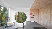 Buitenverblijf Nest memiliki 2 lantai. Lantai pertama terdapat area teras, dapur, dan ruang keluarga. Di bagian ini juga banyak jendela besar untuk melihat pemandangan indah dan memungkinkan banyak cahaya matahari yang masuk. Foto: Jeroen Musch via Dezeen