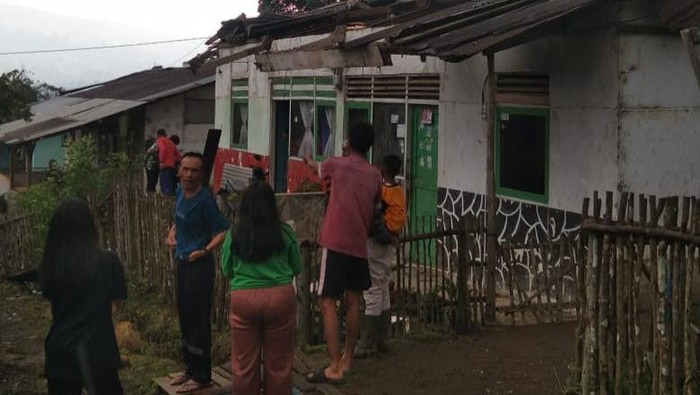 Rumah warga rusak usai diterjang angin puting beliung di Kabupaten Bandung.