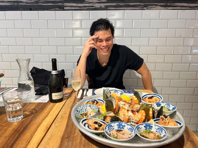 Pria tersebut pun telah beberapa kali muncul dalam serial terkenal, seperti Gotham, The Blacklist, dan Benders. Foto: Instagram Ruy Iskandar