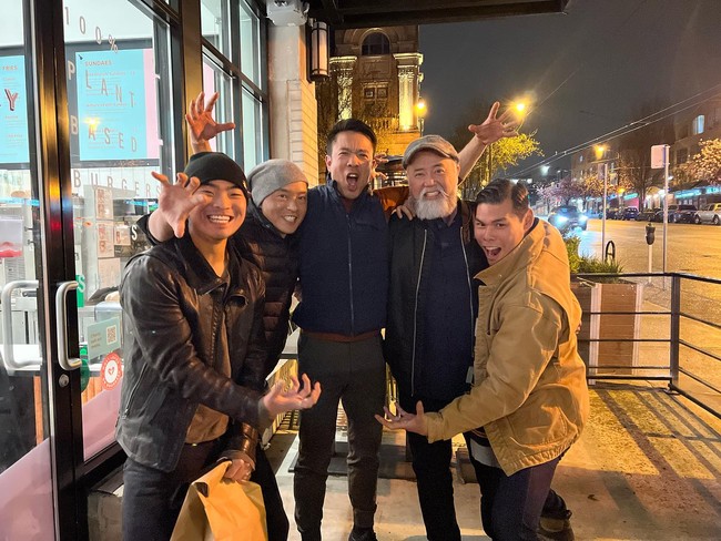 Dalam postingannya, Ruy tampak bangga dan berbahagia dengan keterlibatannya dalam serial garapan Michael Dante DiMartino dan Bryan Konietzko. Ia pun mengunggah potret keakrabannya dengan pemain lain.  Foto: Instagram Ruy Iskandar