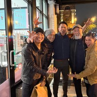 Dalam postingannya, Ruy tampak bangga dan berbahagia dengan keterlibatannya dalam serial garapan Michael Dante DiMartino dan Bryan Konietzko. Ia pun mengunggah potret keakrabannya dengan pemain lain.  Foto: Instagram Ruy Iskandar