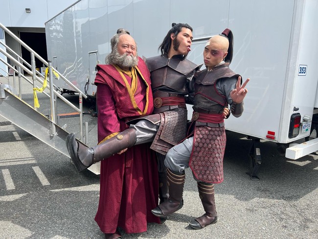 Ruy Iskandar berperan sebagai Letnan Jee, salah satu perwira senior di kapal Zuko dalam serial live action tersebut. Begini potretnya bersama sesama rekan pemain yang berperan sebagai Zuko dan Iroh. Foto: Instagram Ruy Iskandar