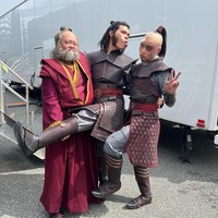 Ruy Iskandar berperan sebagai Letnan Jee, salah satu perwira senior di kapal Zuko dalam serial live action tersebut. Begini potretnya bersama sesama rekan pemain yang berperan sebagai Zuko dan Iroh. Foto: Instagram Ruy Iskandar