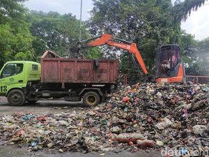 Gunungan Sampah 2 Bulan di Terminal Purabaya Bersih Hanya Dalam Sehari