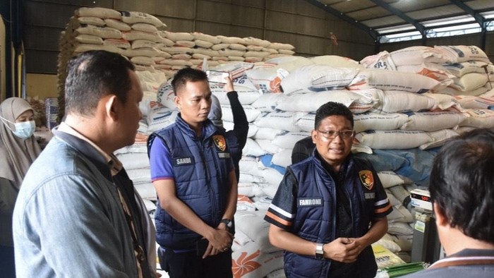 Satgas Pangan Polda Babel sidak harga beras di pasar dan distributor.