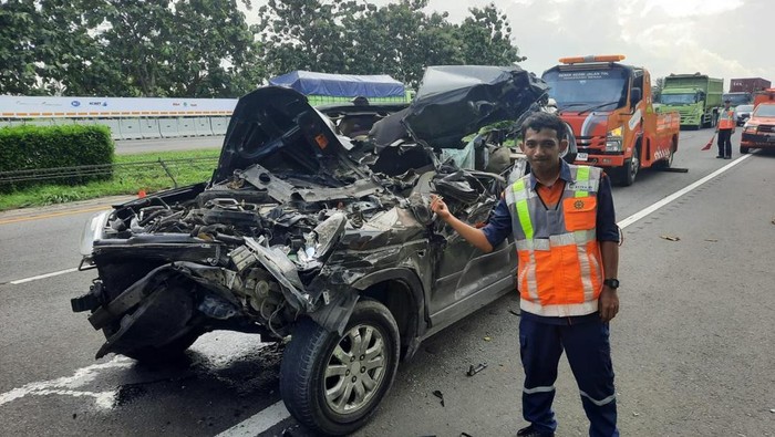 Sebuah mobil SUV ringsek parah usai menabrak bagian belakang truk di Tol Tangerang-Merak KM 84.400 arah Merak (dok. Ist)