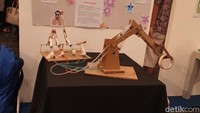 Karya Murid di TPN adalah hasil pembelajaran di sekolah yang direfleksikan dengan permasalahan yang mereka temukan di sekitar. Selama pameran, murid ditantang untuk menjelaskan idenya kepada pengunjung yang datang. Foto: (Devita Savitri/detikcom)
