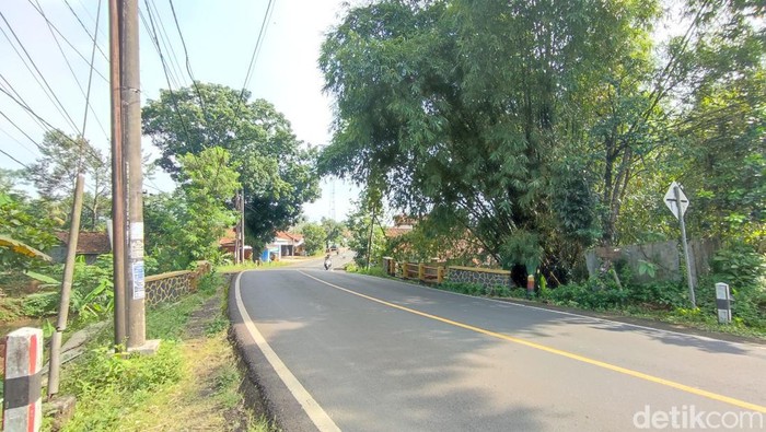 Suasana di Jembatan Cilokat, Jalan Raya Ciamis-Kawali, Desa Buniseuri, Kecamatan Cipaku Ciamis.