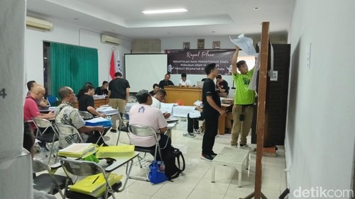 Suasana rekapitulasi hasil penghutungan suara di Denpasar.