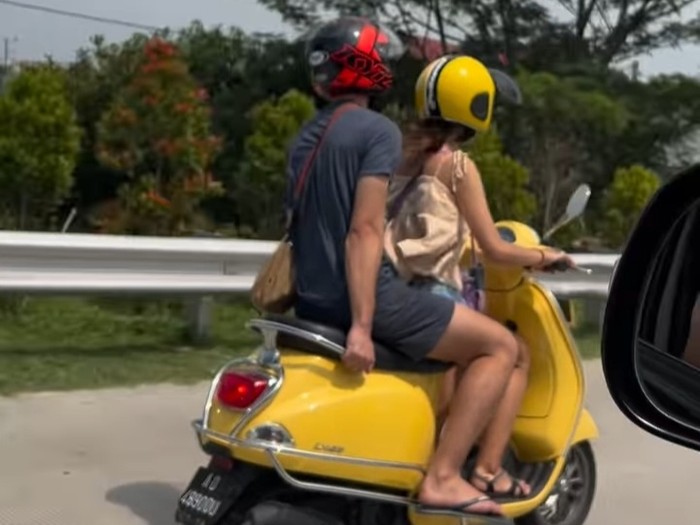 Tangkap layar video bule naik motor memasuki kawasan gerbang Tol Ngemplak, Boyolali.