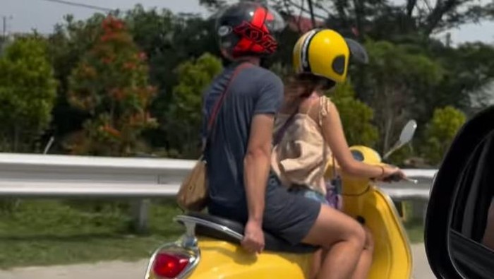 Tangkap layar video bule naik motor memasuki kawasan gerbang Tol Ngemplak, Boyolali.