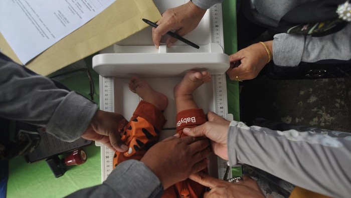 Kader posyandu menimbang berat anak saat kegiatan posyandu di Kecamatan Ratu Agung, Kota Bengkulu, Bengkulu, Sabtu (24/2/2024). Pemerintah menargetkan penurunan prevalensi stunting secara nasional dari 21,6 persen pada pertengahan tahun 2023 turun menjadi 14 persen di tahun 2024. ANTARA FOTO/Muhammad Izfaldi/tom.