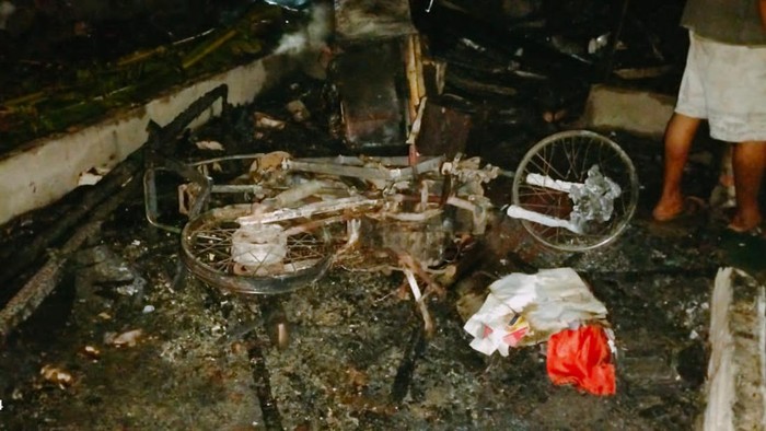 Teks foto: Kondisi rumah korban Sahrul yang terbakar. (Dok. Polres Sergai)