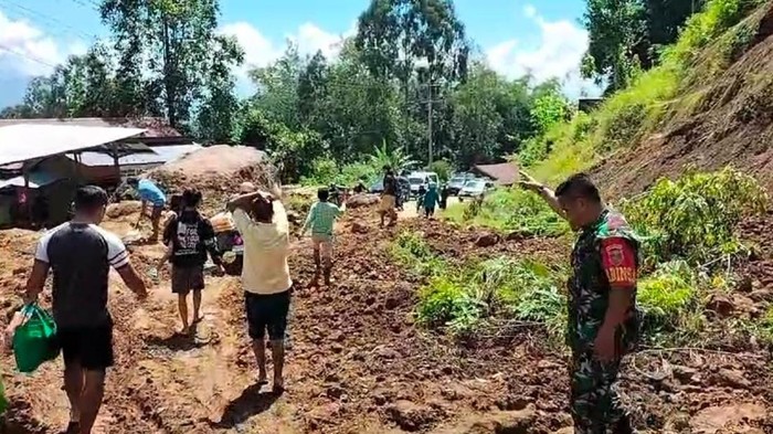 Longsor menutup akses jalan penghubung antarkecamatan di Kabupaten Toraja Utara, Sulawesi Selatan (Sulsel).
