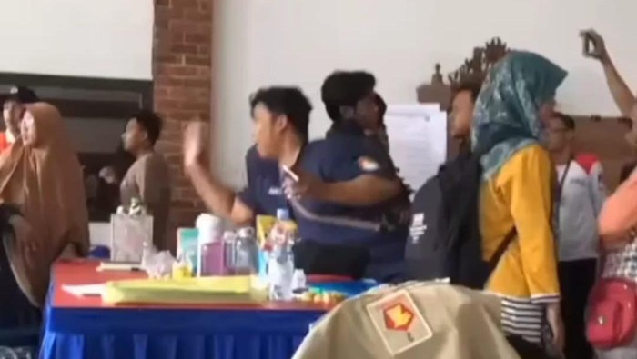 Viral kericuhan rapat pleno penghitungan suara di Tajurhalang, Bogor