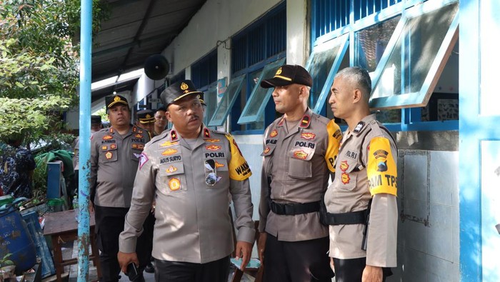 Wakapolda Jateng Brigjen Pol Agus Suryo Nugroho melakukan pengecekan keamanan coblosan susulan di Demak, Sabtu (24/2/2024).
