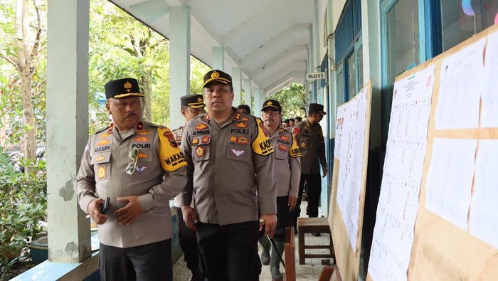 Wakapolda Jateng Brigjen Pol Agus Suryo Nugroho melakukan pengecekan keamanan coblosan susulan di Demak, Sabtu (24/2/2024).