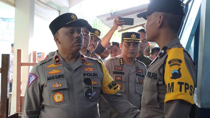 Wakapolda Jateng Brigjen Pol Agus Suryo Nugroho melakukan pengecekan keamanan coblosan susulan di Demak, Sabtu (24/2/2024).