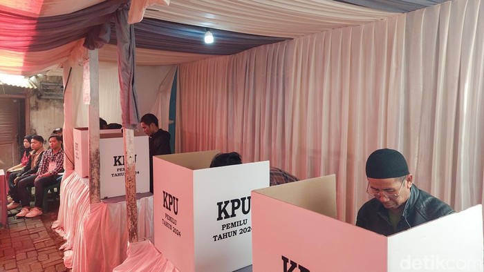 Warga Antusias Mencoblos di TPS 60 Kelurahan Utama, Cimahi