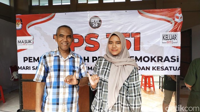 Warga Kelapa Gading, Jakut, Bambang (63) dan anaknya, Azizah (17) melakukan pemungutan suara susulan (PSL) (Tina/detikcom)