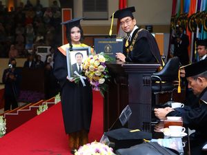 Haru Pengambilan Ijazah 2 Wisudawan UB yang Meninggal Dunia