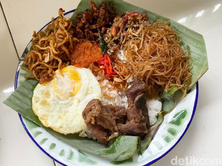 Berusia 134 Tahun, Nasi Uduk Legendaris Aneka Lauk Ini Diantre di Bogor