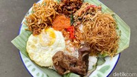 Karena konsepnya di sini prasmanan, harga per lauk dihitung Rp 3.000 untuk menu sayur dan mie. Sementara kalau empal, ayam goreng dan sebagainya itu sekitar Rp 15.000 per potong.  Foto: detikFood