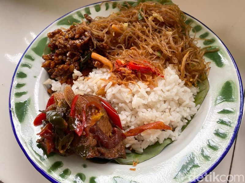 Wow!  Nasi Uduk legendaris di Bogor ini sudah dibuka sejak tahun 1890