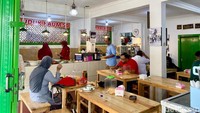 Tempat makan ini dikenal dengan nama Nasi Uduk Kaum 58, yang berlokasi di Jalan Masjid 1, Empang. Letaknya berada di belakang Masjid Agung At-Thohiriyah. Foto: detikFood