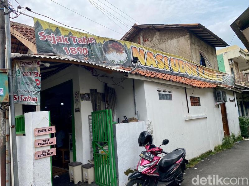 Wow!  Nasi Uduk legendaris di Bogor ini sudah dibuka sejak tahun 1890