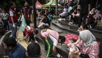 Komunitas Operasi Semut bersama Yayasan Yatim Mandiri menggelar kegiatan bersih-bersih sampah saat HBKB atau car free day (CFD).