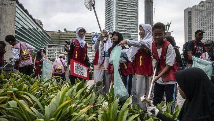 Aksi Anak-Anak Bersihkan Sampah di Car Free Day Sejumlah anak dari Yayasan Yatim Mandiri membersihkan sampah saat berlangsungnya hari bebas kendaraan bermotor (HBKB) di kawasan Bundaran HI, Jakarta, Minggu (25/2/2024). Komunitas Operasi Semut bersama Yayasan Yatim Mandiri menggelar kegiatan bersih-bersih sampah saat HBKB atau car free day (CFD) dalam rangka memperingati Hari Peduli Sampah Nasional. ANTARA FOTO/Aprillio Akbar/aww.