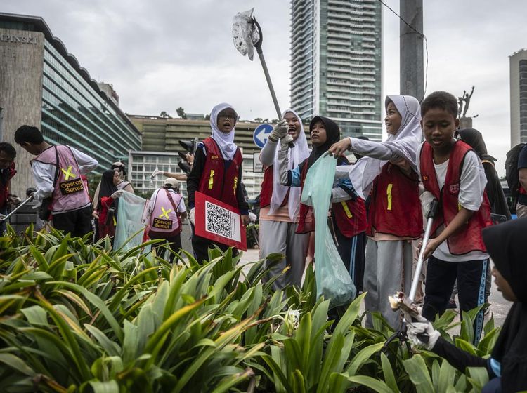 Aksi Anak-anak Bersihkan Sampah di Car Free Day