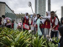 Aksi Anak-anak Bersihkan Sampah di Car Free Day