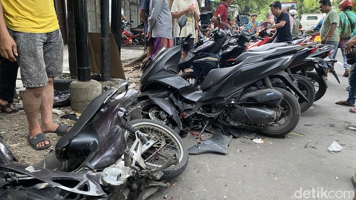 ambulans tabrak motor di surabaya