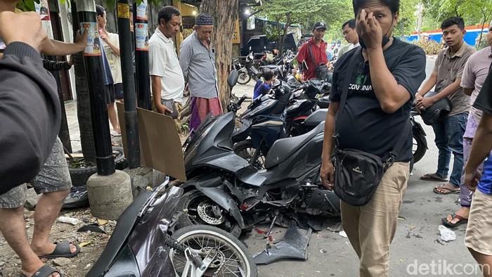 ambulans tabrak motor di surabaya