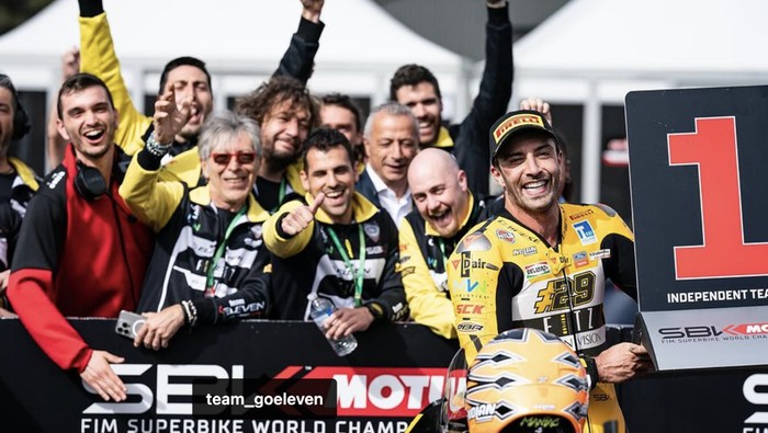 Andrea Iannone naik podium di WSBK Australia 2024 Race 1
