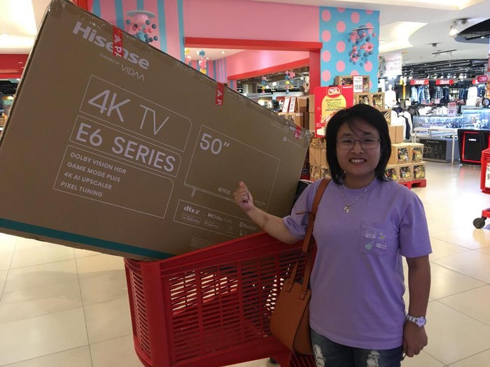 Angel membeli TV di Transmart Full Day Sale gerai Cempaka Putih