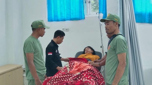 Anggota badan ad hoc pemilu di Manggarai, NTT, sedang mendapat perawatan medis karena jatuh sakit saat menjalankan tugas. (Istimewa)