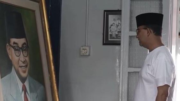 Anies Baswedan berbicara dengan lukisan Bung Hatta. (Instagram Anies)