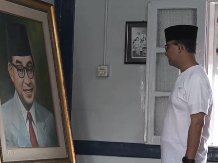 Anies Baswedan berbicara dengan lukisan Bung Hatta. (Instagram Anies)