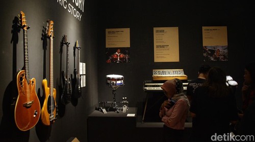 Band rock legendaris God Bless semakin menandai kekuasaannya di dunia musik Tanah Air. Kali ini God Bless membuka pameran di Galeri Nasional.
