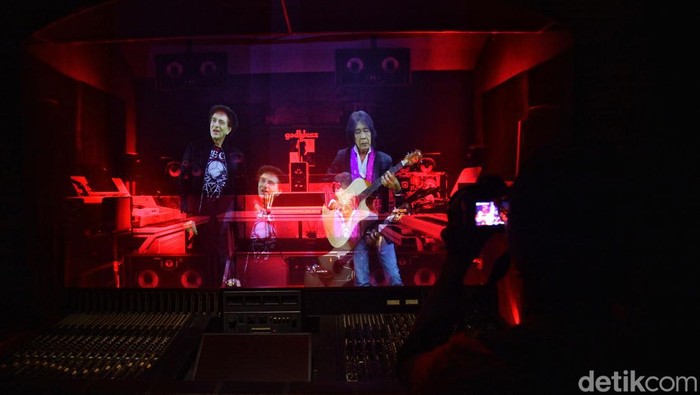 Band rock legendaris God Bless semakin menandai kekuasaannya di dunia musik Tanah Air. Kali ini God Bless membuka pameran di Galeri Nasional.