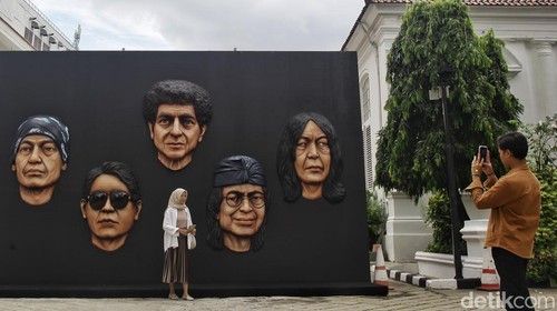 Band rock legendaris God Bless semakin menandai kekuasaannya di dunia musik Tanah Air. Kali ini God Bless membuka pameran di Galeri Nasional.
