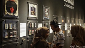 Pameran tersebut menampilkan beberapa karya di antaranya koleksi rilisan fisik album God Bless, kostum panggung, ruang rekaman, memorabilia, ruang hologram dan merchandise God Bless. 
